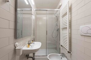 Shower, bidet, towels, shampoo