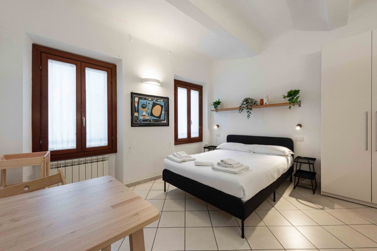 1 chambre, fer et planche à repasser