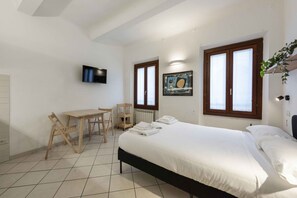 1 habitación y tabla de planchar con plancha 