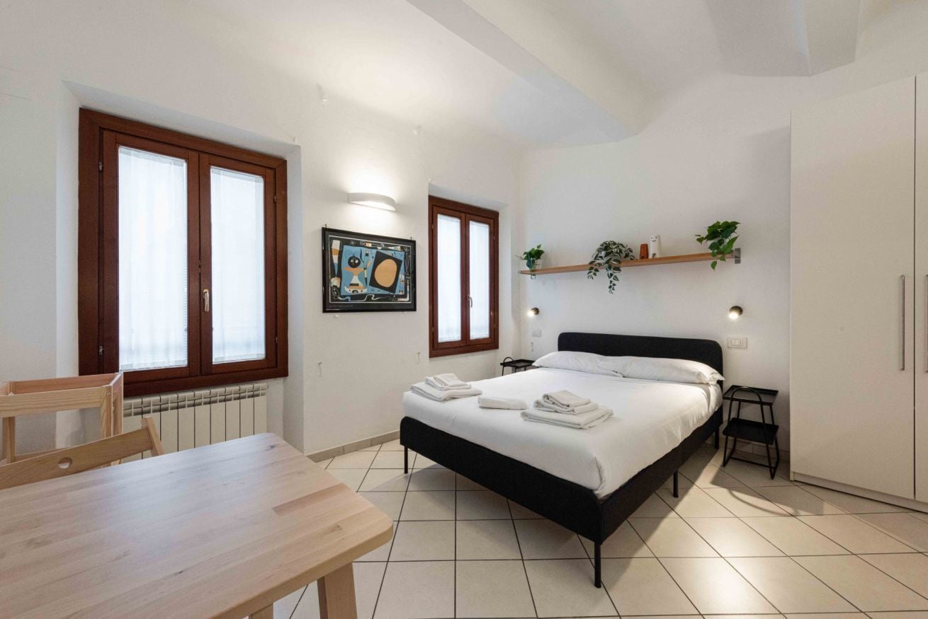 1 chambre, fer et planche à repasser