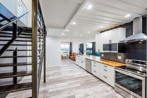 Kylskåp, mikrovågsugn, ugn och spishäll