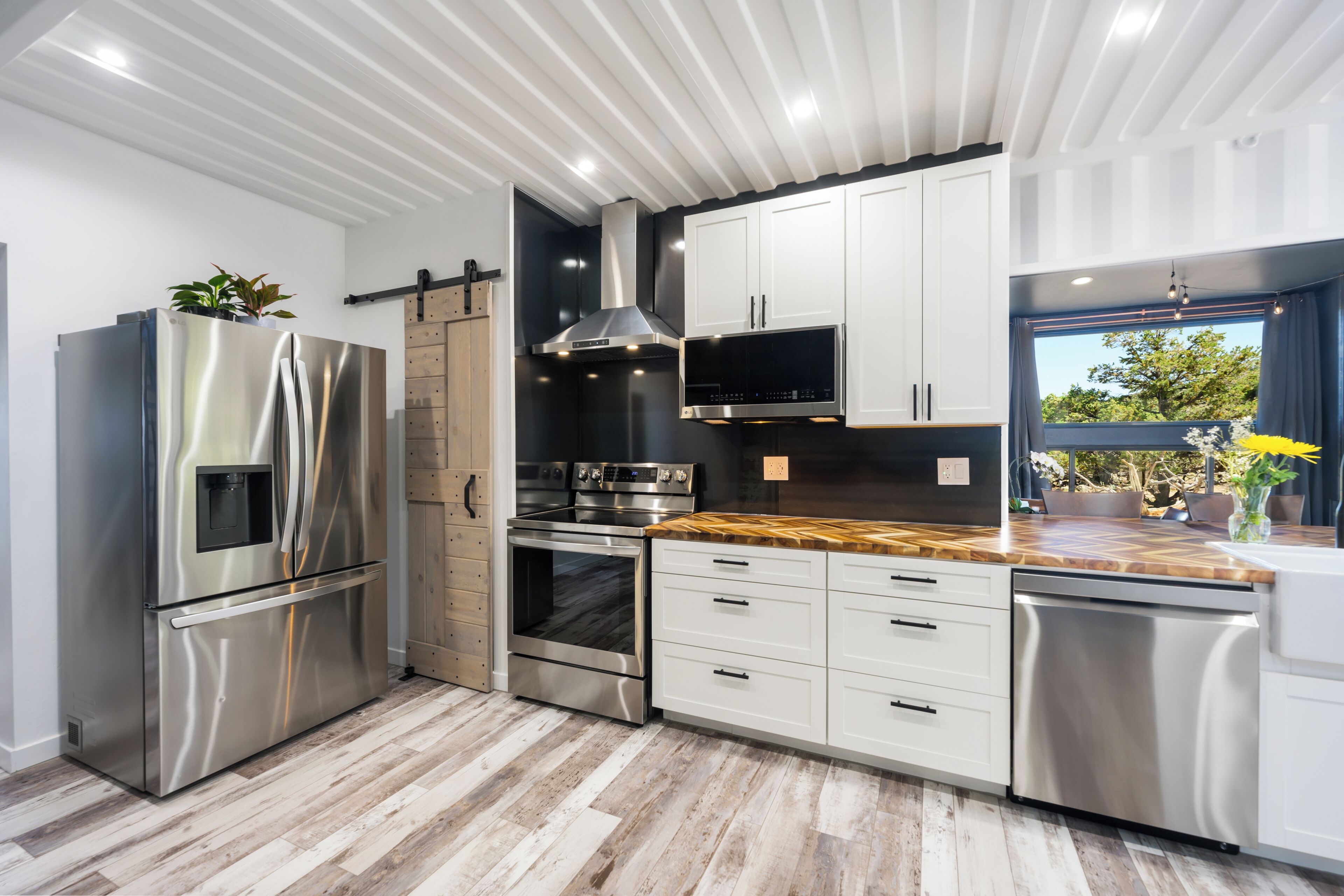 Kylskåp, mikrovågsugn, ugn och spishäll