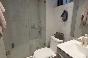 Apartamento conforto, sacada, vista para a praia | Banheiro