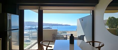 Apartamento conforto, sacada, vista para a praia | Opções para refeição