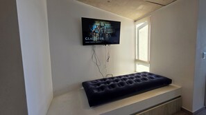 Comfort Apartment, Balcony, Beach View | Television - Oceana Suites Mirador Baron (Valparaíso)