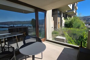 Apartamento conforto, sacada, vista para a praia | Opções para refeição ao ar livre