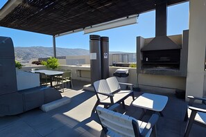 Apartamento conforto, sacada, vista para a praia | Opções para refeição ao ar livre