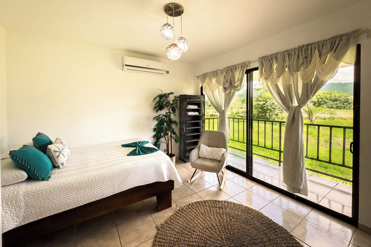 In-room safe, WiFi (free), bed sheets