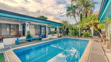 Una piscina al aire libre