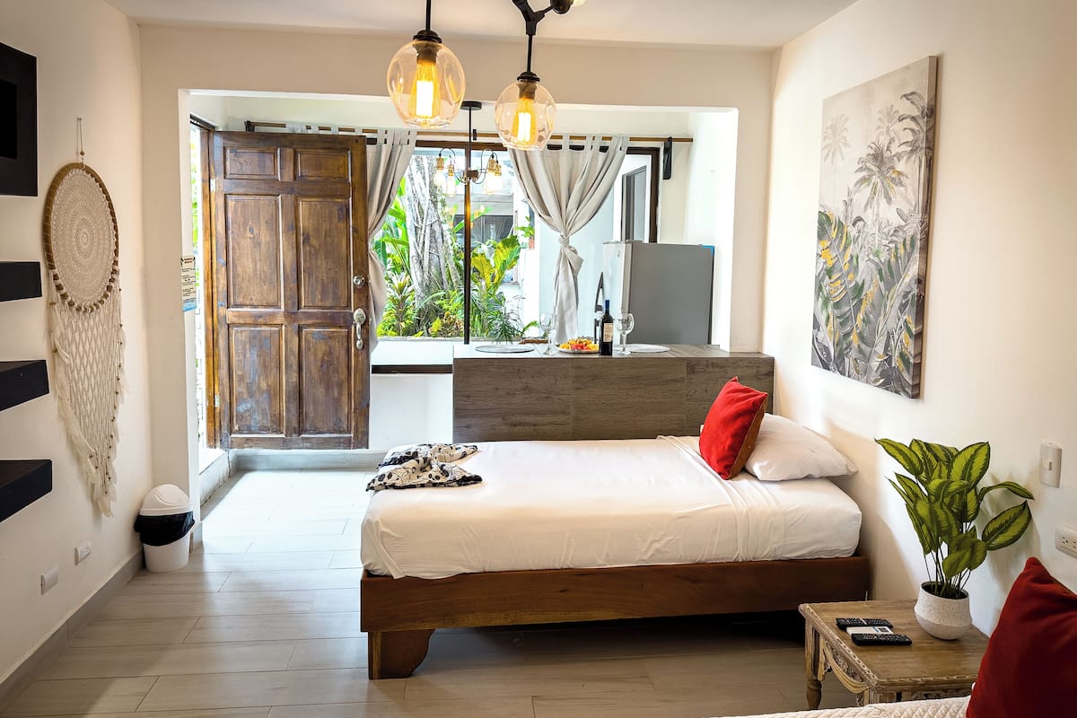 In-room safe, WiFi (free), bed sheets