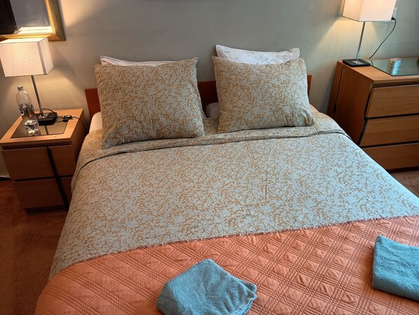 2 bedrooms, desk, iron/ironing board, travel cot - Large Apartment with Large Kitchen, Between Amsterdam/The Beach/The Hague (Nieuw-Vennep)