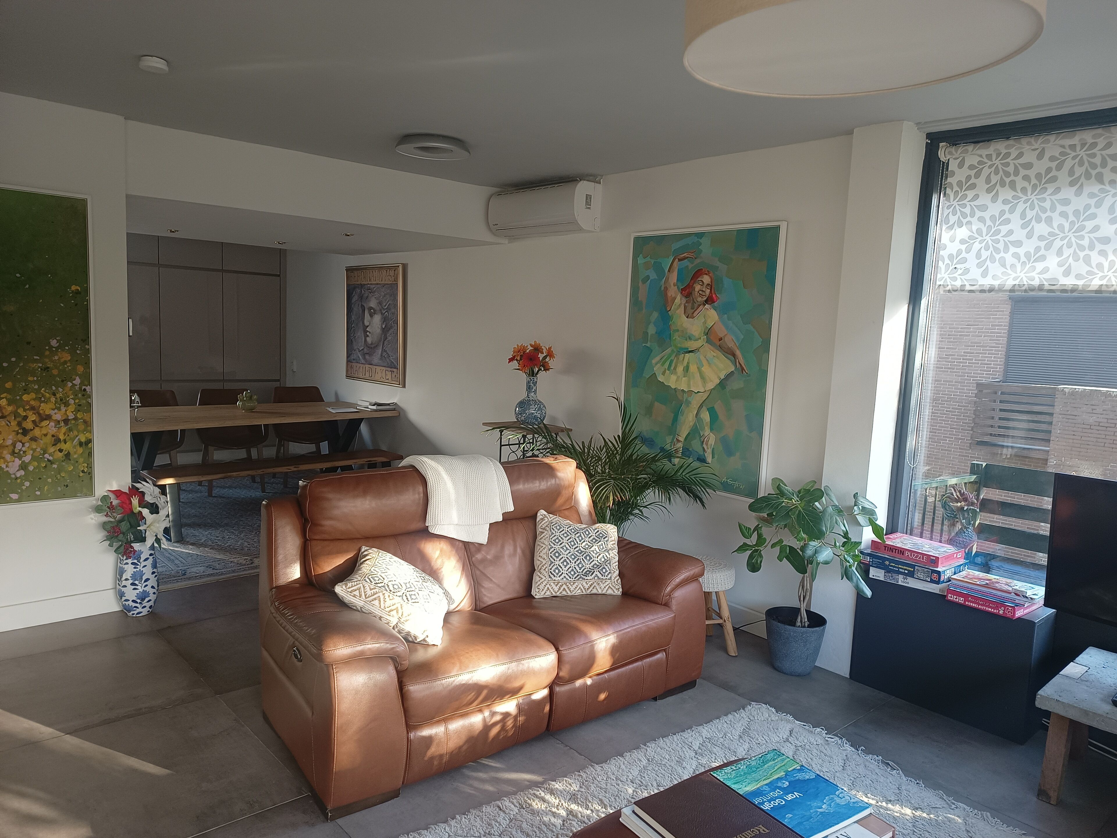 Een smart-tv, videogames, boeken en een stereo