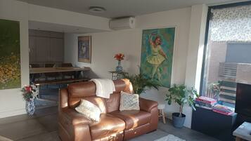 Een smart-tv, videogames, boeken en een stereo