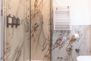 Comfort Double Room, City View | Bathroom | Shower, rainfall showerhead, free toiletries, hair dryer