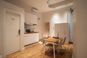 38-inch Smart TV with digital channels, Netflix, streaming services - Ricci Rooms Nazionale (Rome)