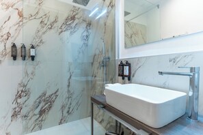 Comfort Double Room, City View | Bathroom | Shower, rainfall showerhead, free toiletries, hair dryer - Ricci Rooms Nazionale (Rome)