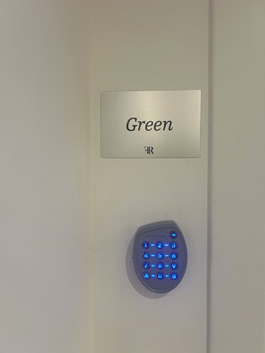 Caja de seguridad en la habitación y escritorio 