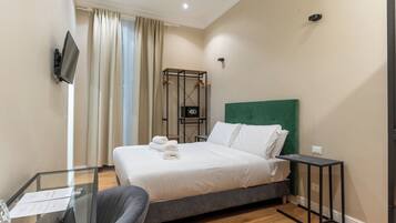 Classic Room | Minibar, in-room safe, desk, laptop workspace