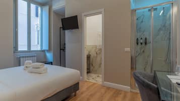 Minibar, caja de seguridad en la habitación y escritorio