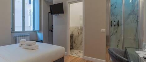 Comfort Room, City View | Minibar, in-room safe, desk, laptop workspace