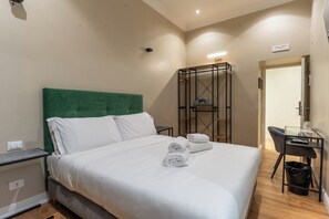 Classic Room | Bar mini, peti besi dalam bilik, meja, ruang kerja komputer riba 