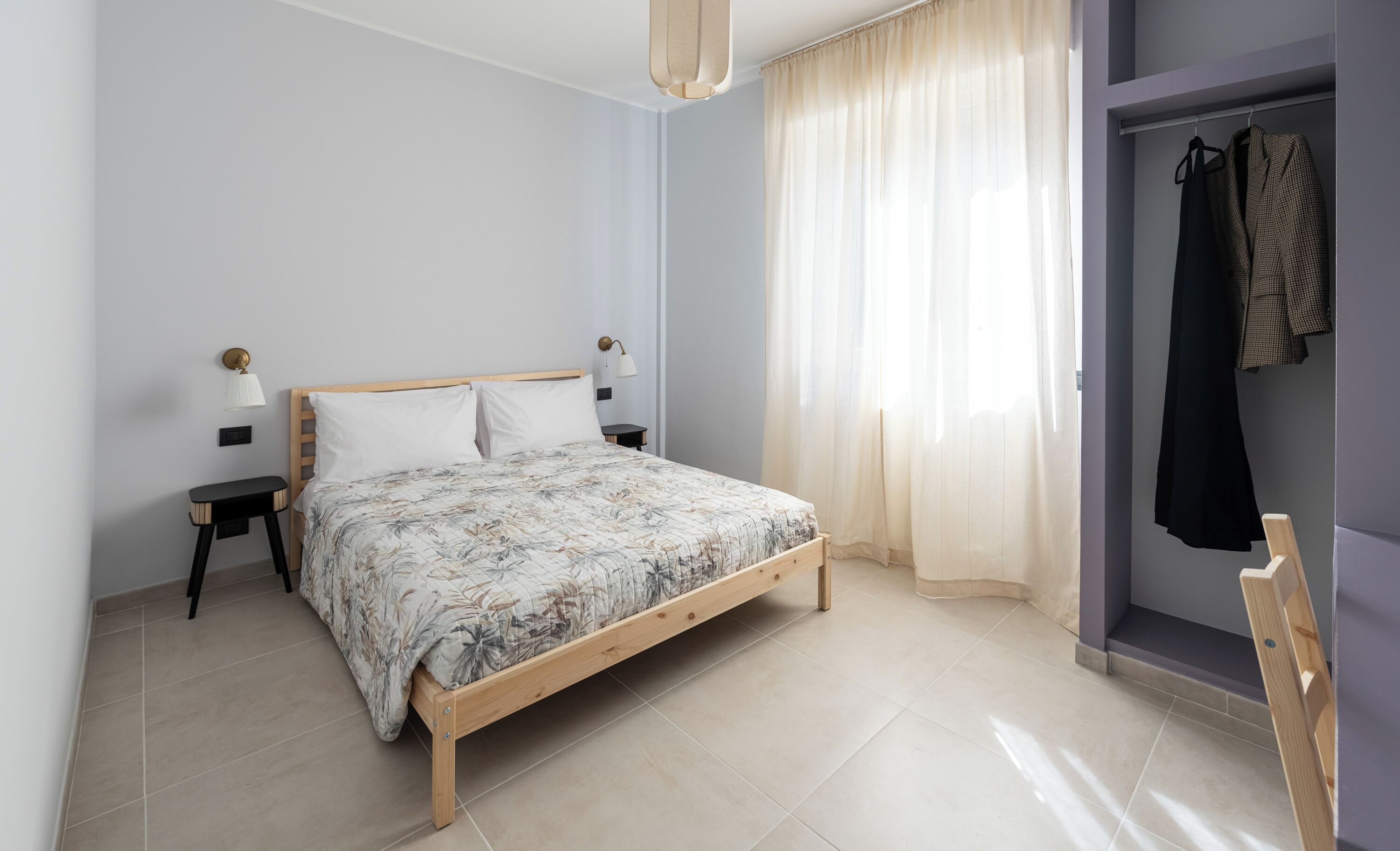 Tabla de planchar con plancha, wifi y ropa de cama 