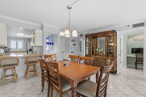Condo, nhiều giường (Shorehom by the Sea 63) | Khu ăn uống