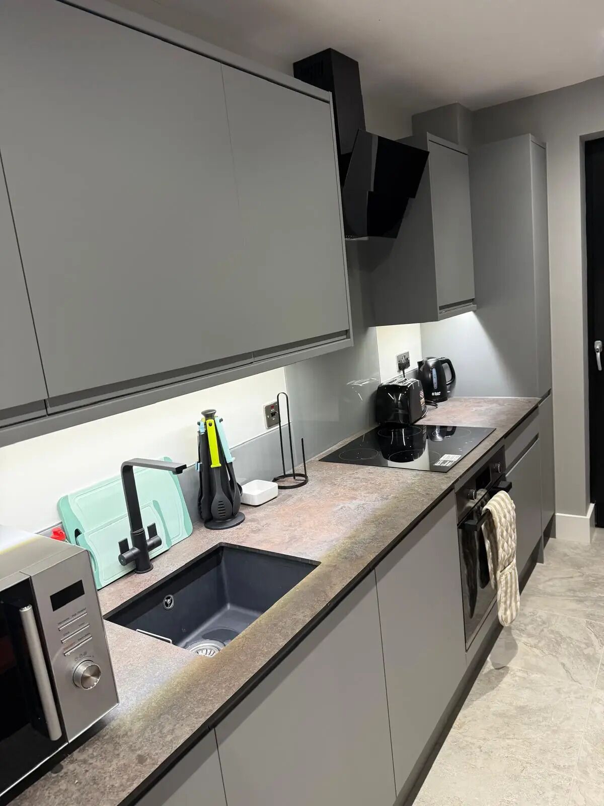 Kjøleskap, mikrobølgeovn, ovn og kokeplater