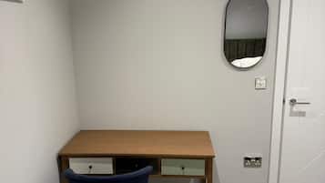 1 habitación, tabla de planchar con plancha, wifi y ropa de cama