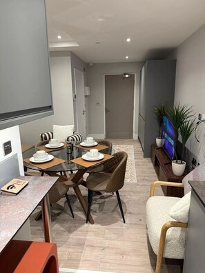 Dining - The EcoStay Apartment (Leicester)