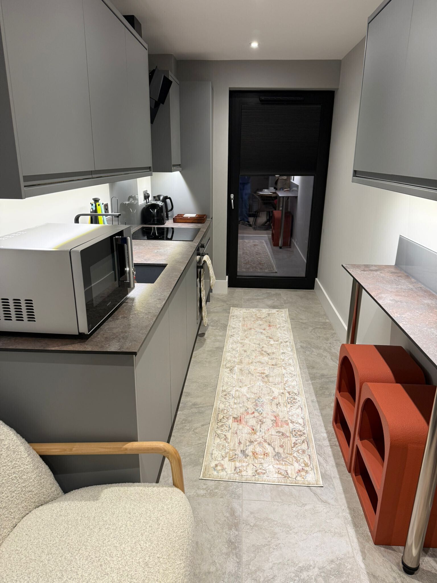 Frigorífico, microondas, horno y placa de cocina