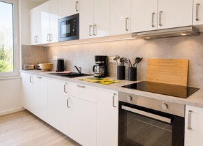 Coffee/tea maker, fridge, microwave, oven