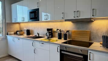 Fridge, microwave, oven, coffee/tea maker