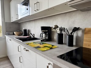 Fridge, microwave, oven, coffee/tea maker - House Deichlust Whg.2,Strichweg 165, 27476 Cuxhaven-Döse (Cuxhaven-Döse)