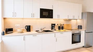 Wasserkocher mit Kaffee-/Teezubehör, Kühlschrank, Mikrowelle, Ofen