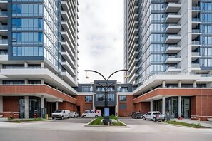Exterior - High Rise 1BR Building with Gorgeous Views (Kitchener)