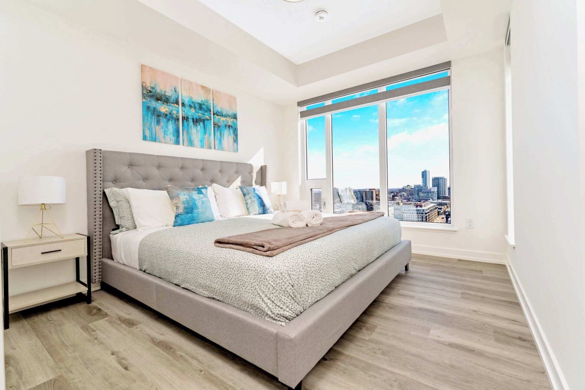 Tabla de planchar con plancha, wifi y ropa de cama 