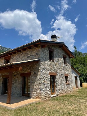 Exterior - Casa de les Escoles (Castellar del Riu)