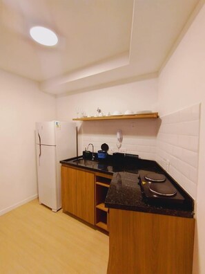 Geladeira, micro-ondas, cafeteira/chaleira