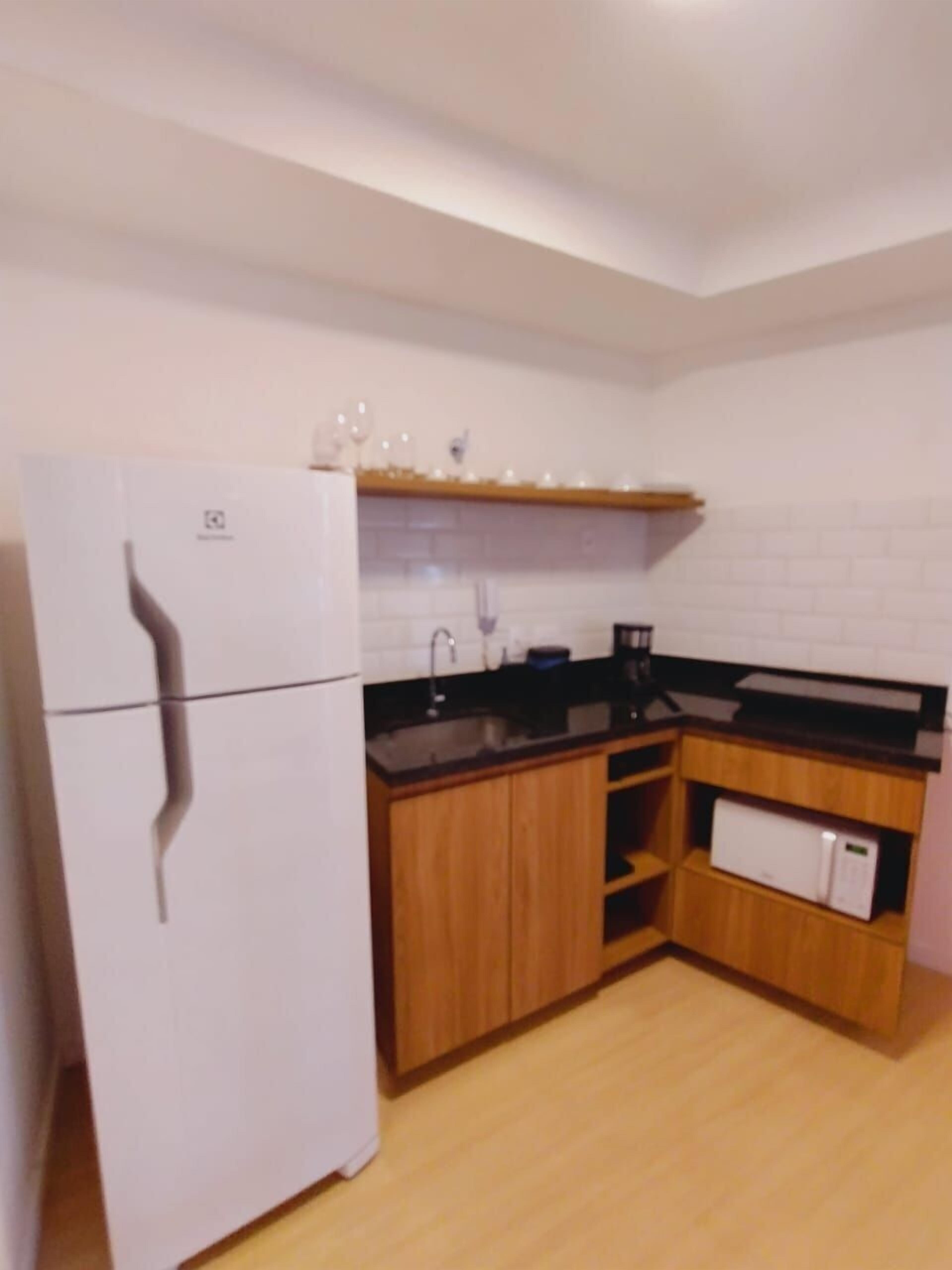 Geladeira, micro-ondas, cafeteira/chaleira