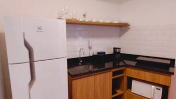 Geladeira, micro-ondas, cafeteira/chaleira