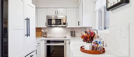 Kylskåp, mikrovågsugn, ugn och spishäll