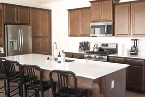 Private kitchen - Brand-Spanking-New, Town House Gem (Bakersfield)