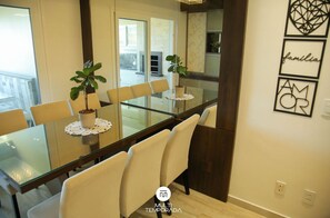 Deluxe-huoneisto, rantanäköala | Ruokasali