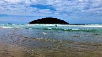 Apartamento luxo, vista para a praia | Praia | Na praia, areia branca