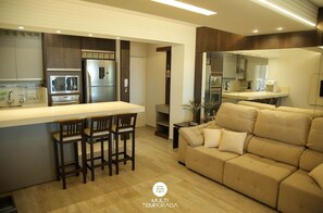 Deluxe Apartment, Beach View | Living area | 40-inch TV with digital channels - Apartamento Vista Mar em Imbituba (Imbituba)