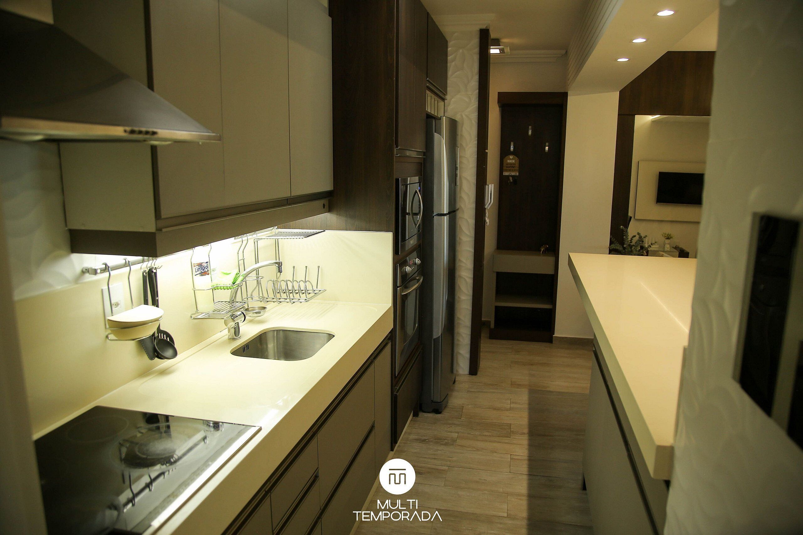 Apartamento luxo, vista para a praia | Cozinha privada | Geladeira, micro-ondas, talheres/pratos/utensílios de cozinha