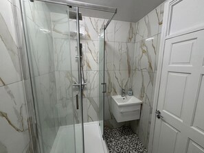 Shower, towels, soap, toilet paper - Wimbledon tennis 2 bedrooms flat (London)