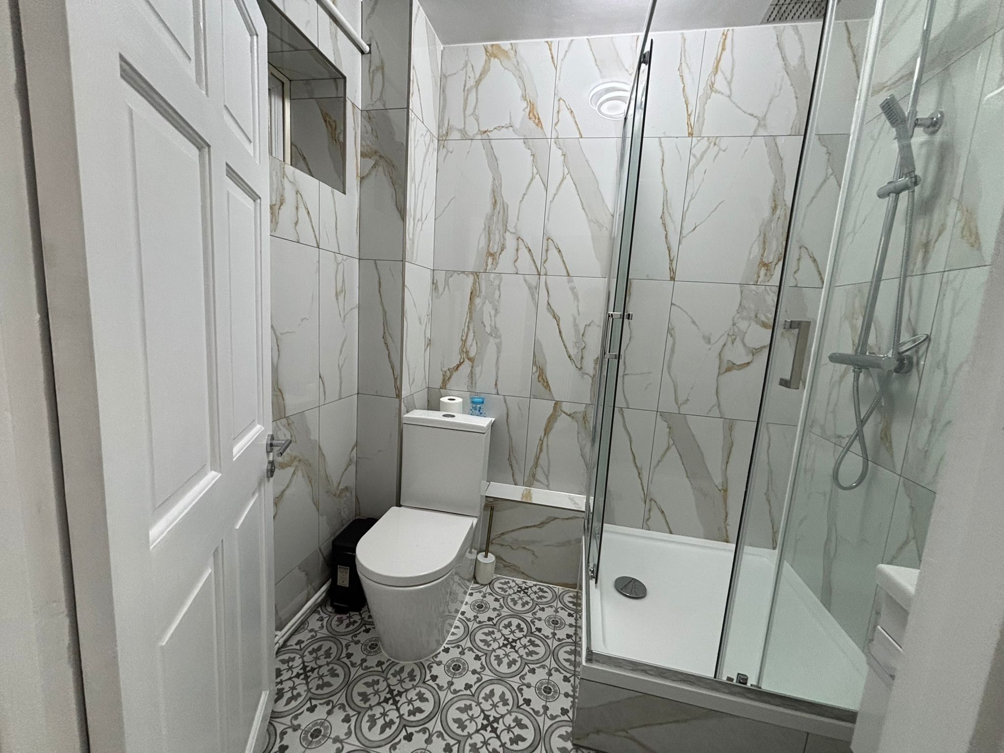 シャワー、タオル、石鹸、トイレットペーパー