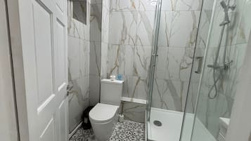 シャワー、タオル、石鹸、トイレットペーパー